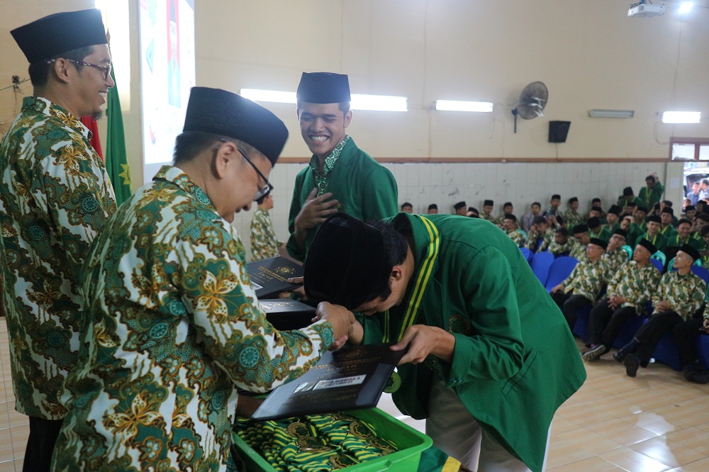 Wisuda Santri Kelas Xii Tahun Ajaran 20222023 Pesantren Persatuan Islam 67 Benda Kota Tasikmalaya 6105